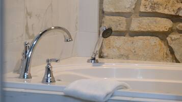 Secadora de cabello, toallas, jabón, papel de baño