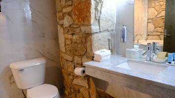 Secadora de cabello, toallas, jabón, papel de baño