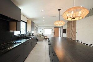 Fridge, microwave, oven, stovetop - Stylish Sunny 4BR Retreat with Large Patio & BBQ (Los Angeles)