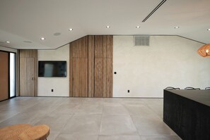 Interior - Stylish Sunny 4BR Retreat with Large Patio & BBQ (Los Angeles)