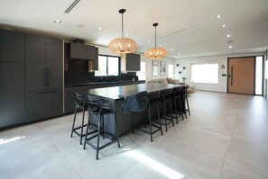 Interior - Stylish Sunny 4BR Retreat with Large Patio & BBQ (Los Angeles)