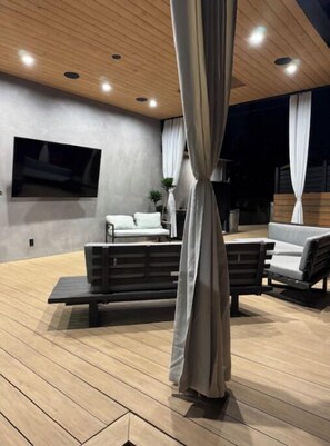 Property grounds - Stylish Sunny 4BR Retreat with Large Patio & BBQ (Los Angeles)