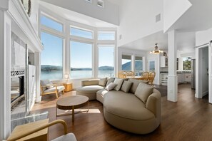 TV, fireplace, books - Luxury Lakeside Boater's Paradise (Chelan)