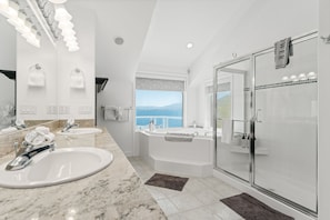 Hair dryer, towels, soap, shampoo - Luxury Lakeside Boater's Paradise (Chelan)