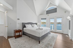 4 bedrooms, iron/ironing board, WiFi, bed sheets - Luxury Lakeside Boater's Paradise (Chelan)