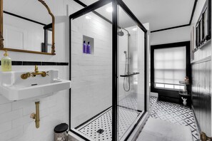 Dusche, Haartrockner, Bidet, Handtücher
