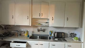 Fridge, oven, stovetop, coffee/tea maker