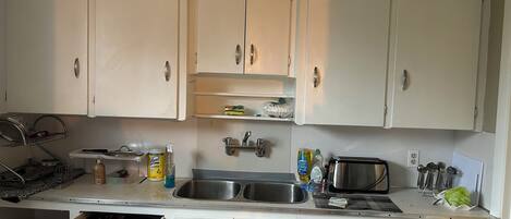 Fridge, oven, stovetop, coffee/tea maker