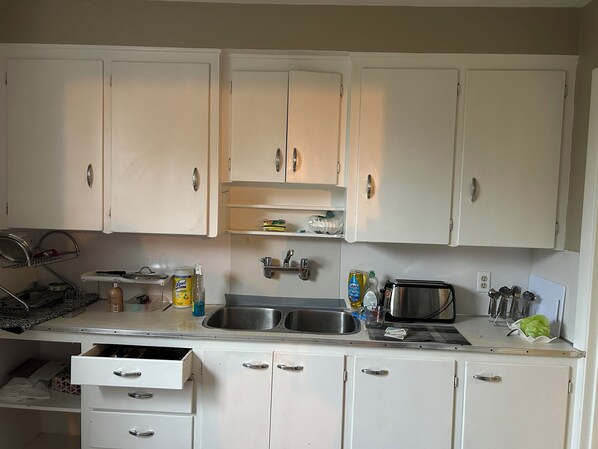 ثلاجة، فرن، موقد طهي مسطح، ماكينة لصنع القهوة/الشاي