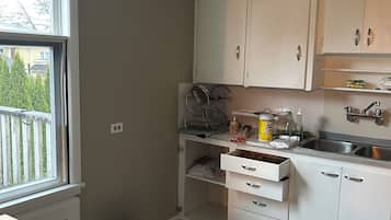 Fridge, oven, stovetop, coffee/tea maker