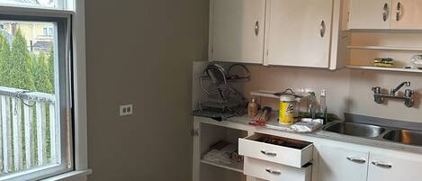 Fridge, oven, stovetop, coffee/tea maker