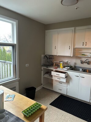 Fridge, oven, stovetop, coffee/tea maker