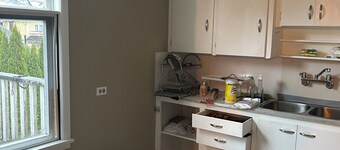 Spacious fully renovated house ,next to Cambie Sky train statio