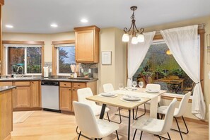 Dining - Spacious Seattle Retreat - Sleeps 17 Great For Groups! (Seattle)