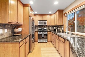 Microwave, oven, stovetop, dishwasher - Spacious Seattle Retreat - Sleeps 17 Great For Groups! (Seattle)