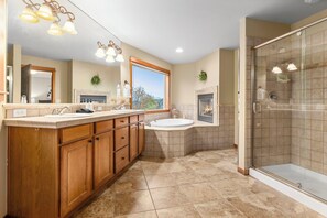 Jetted bath, towels, soap, toilet paper - Spacious Seattle Retreat - Sleeps 17 Great For Groups! (Seattle)
