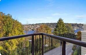 Property grounds - Spacious Seattle Retreat - Sleeps 17 Great For Groups! (Seattle)