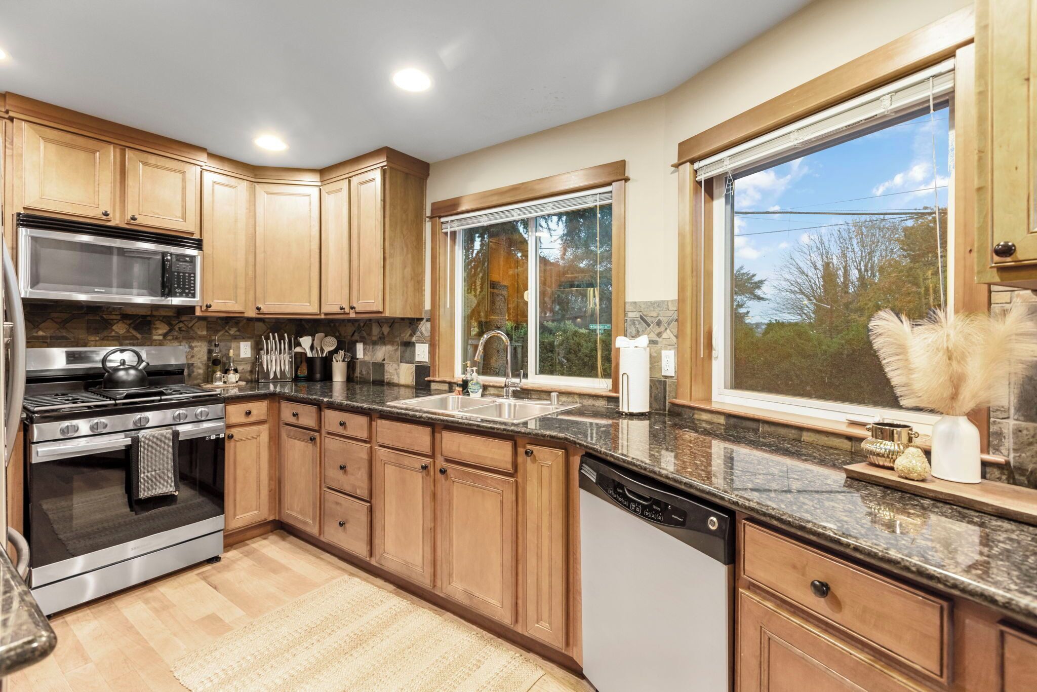 Mikrobølgeovn, ovn, kokeplater og oppvaskmaskin