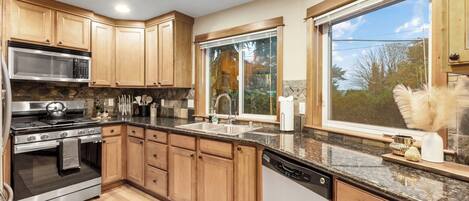 Microondas, horno, placa de cocina, lavavajillas