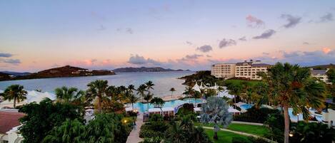 Una piscina al aire libre, una piscina climatizada