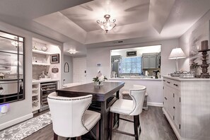 Dining - Luxury 2-bedroom townhome on Biltmore golf course, close to dining and shopping! (Phoenix)