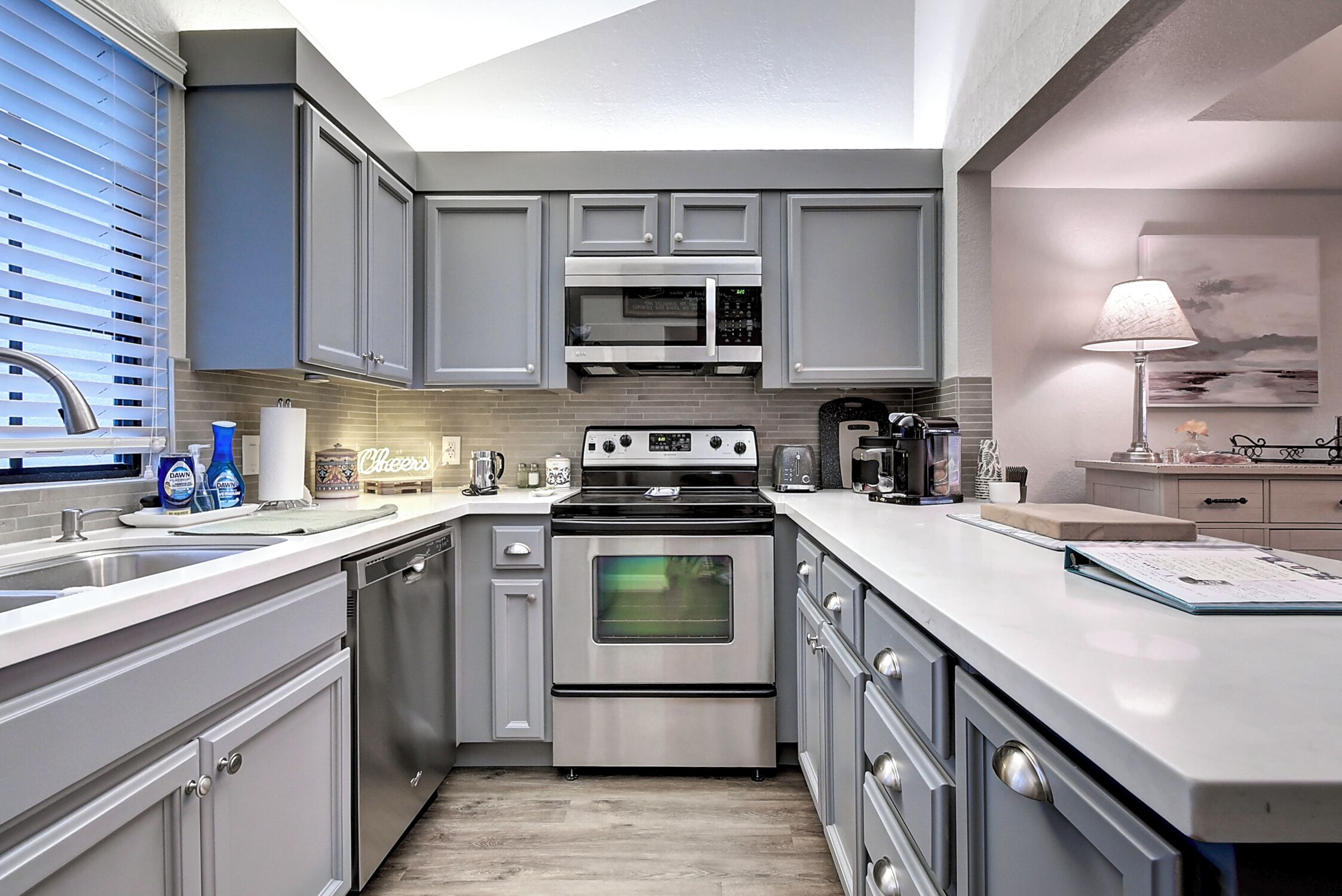 Microondas, horno, parrilla de estufa y lavavajillas 