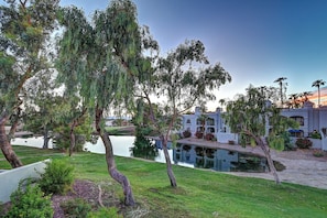 Property grounds - Luxury 2-bedroom townhome on Biltmore golf course, close to dining and shopping! (Phoenix)