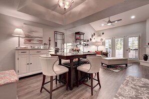 Interior - Luxury 2-bedroom townhome on Biltmore golf course, close to dining and shopping! (Phoenix)