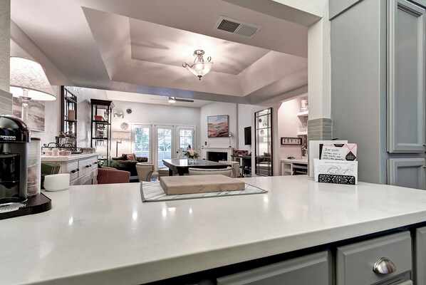 Interior - Luxury 2-bedroom townhome on Biltmore golf course, close to dining and shopping! (Phoenix)