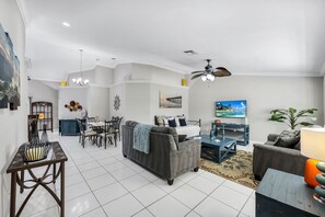 Smart TV - New! Salty Steps - Naples Getaway with Hot Tub & Outdoor Kitchen (Naples)