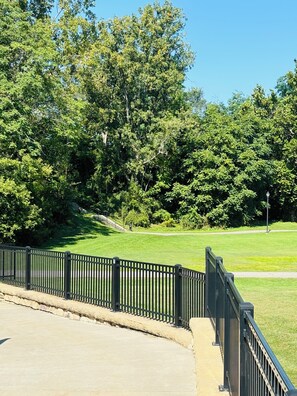 المنطقة المحيطة بالمنشأة