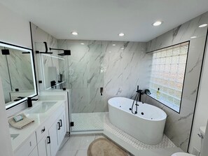 Dusche, Whirlpool, Haartrockner, Handtücher