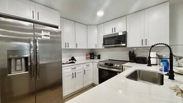 Mikrowelle, Ofen, Herdplatte, Geschirrspüler