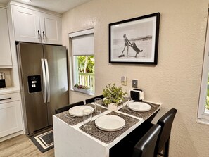 Dining - 2 bedroom condo minutes from Wilton Manors and the beaches (Fort Lauderdale)