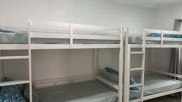 Tabla de planchar con plancha, wifi y ropa de cama