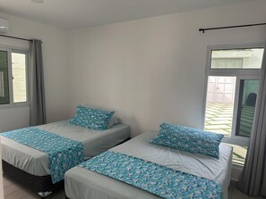 4 habitaciones, tabla de planchar con plancha, wifi y ropa de cama 