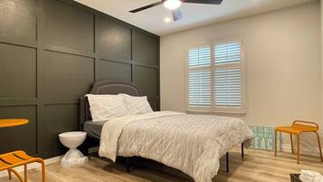 3 bedrooms, desk, Internet, bed sheets