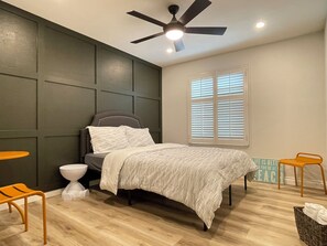 3 bedrooms, desk, Internet, bed sheets