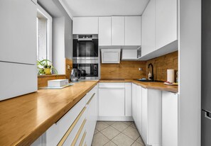 Fridge, microwave, oven, stovetop - Modzelewskiego Spacious Apartment (Warszawa)