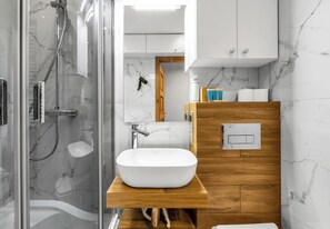 Een douche, een haardroger, handdoeken