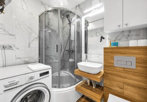 Shower, hair dryer, towels - Modzelewskiego Spacious Apartment (Warszawa)