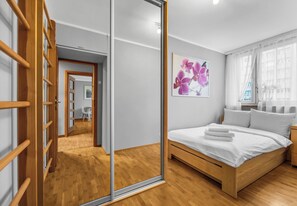 2 bedrooms, iron/ironing board, WiFi, bed sheets - Modzelewskiego Spacious Apartment (Warszawa)