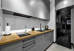 Kylskåp, mikrovågsugn, ugn och spishäll