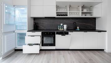 Fridge, oven, stovetop, dishwasher