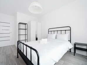 2 عدّة غرف نوم ومكواة/لوح كي وواي فاي وملاءات أسرّة