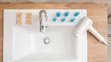 Suihku, hiustenkuivaaja, pyyhkeet