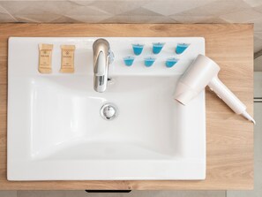 تجهيزات دش، مجففات شعر، مناشف