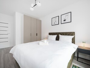 2 عدّة غرف نوم ومكواة/لوح كي وواي فاي وملاءات أسرّة