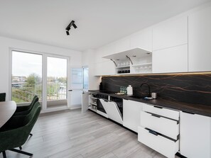 Fridge, oven, stovetop, dishwasher