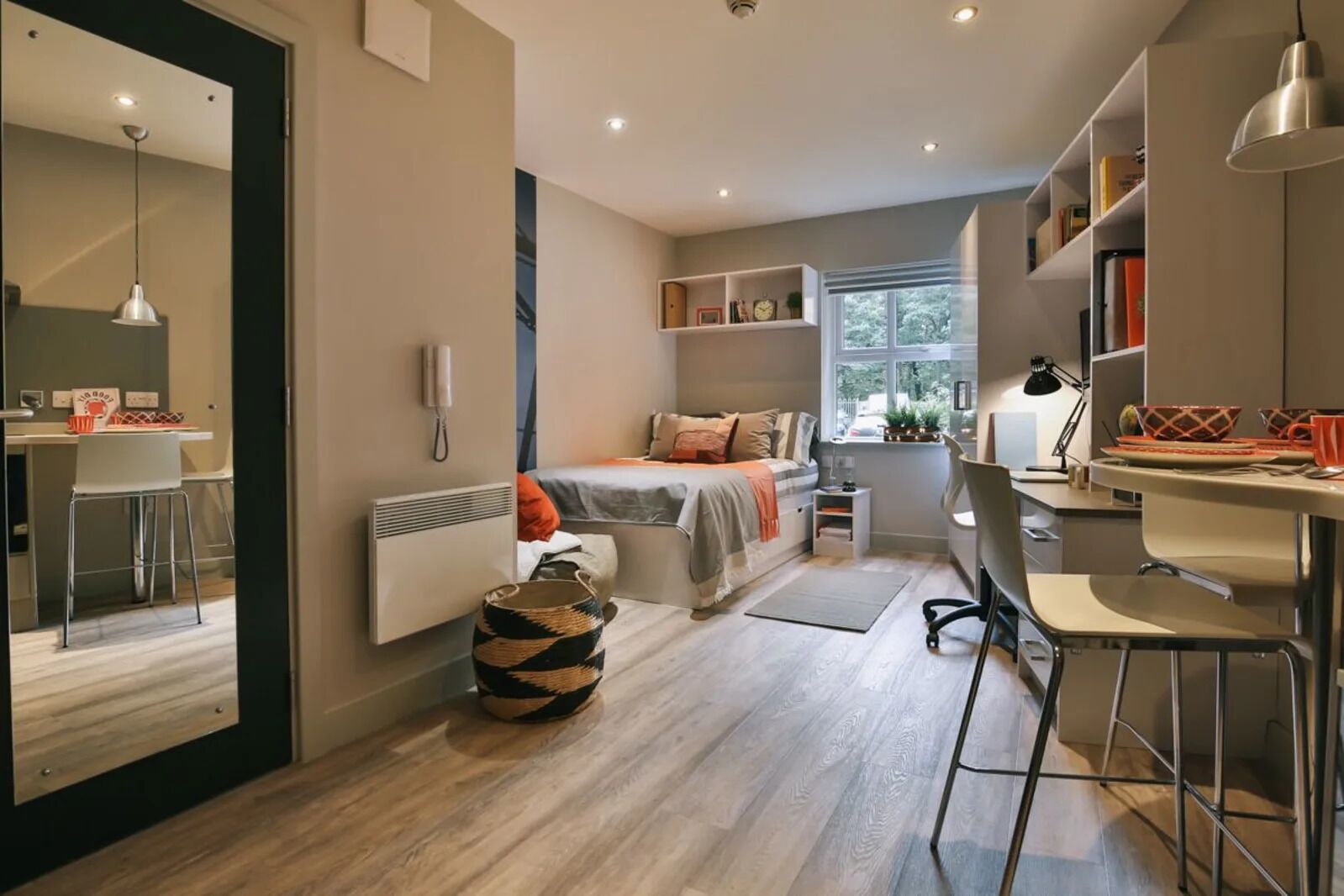 Studio, không hút thuốc | Bàn, khu vực làm việc phù hợp cho laptop 